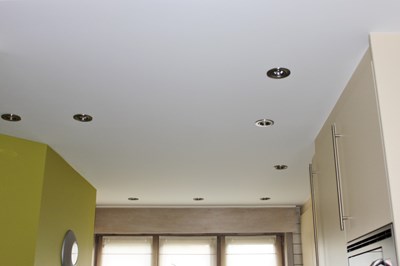Afgewerkt plafond in gipsplaten