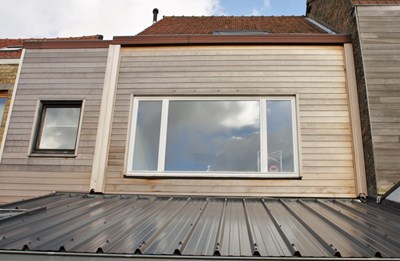 Gevelrenovatie: bekleding met ceder, nieuwe ramen en dak